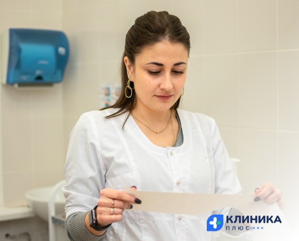 Медсестра с бумажной лентой в руках